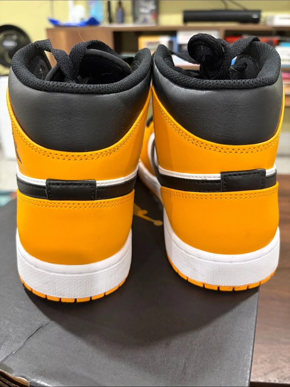 Air Jordan 1 Mid TAXI Sz 9.5 M